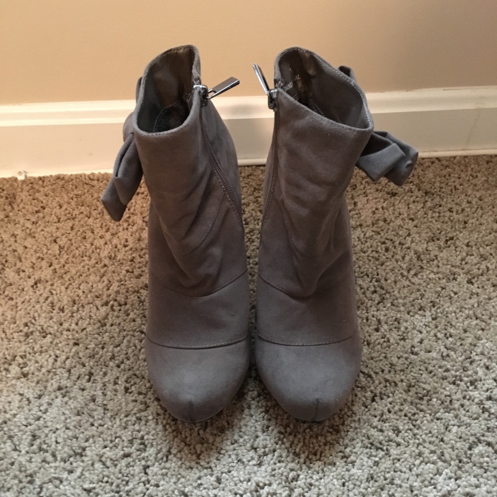 Like New Size 7.5 Grey Heel Bootie